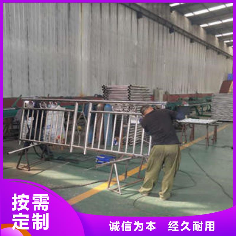 復合管防撞護欄,公路防撞護欄每個細節都嚴格把關