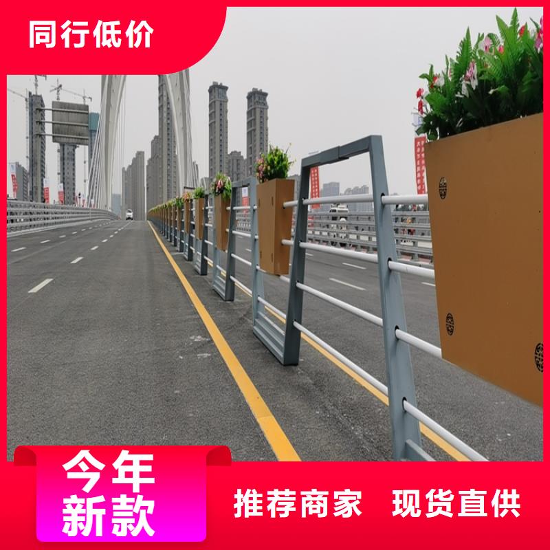 定制销售售后为一体展鸿
Q355D桥梁河道防撞栏杆   
镀锌管喷塑桥梁景观护栏          造型别致