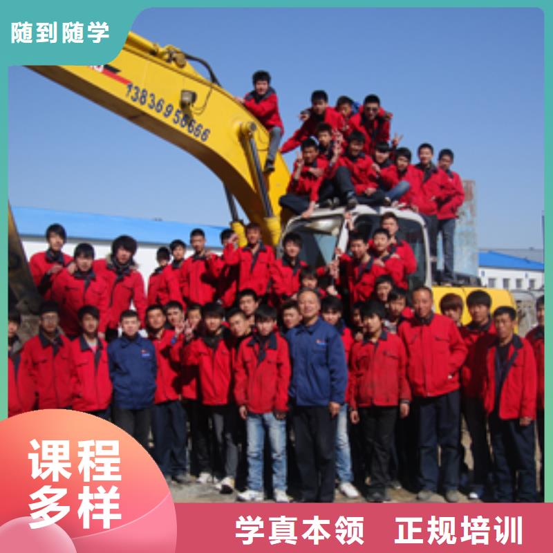 【挖掘機培訓】虎振技工學校老師專業