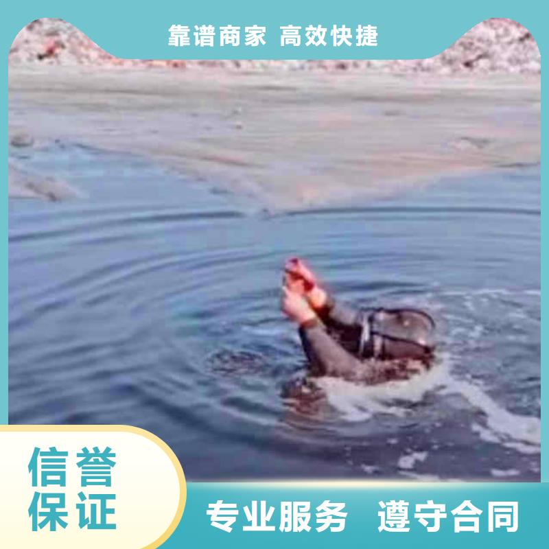 潛水員服務水下切割焊接團隊