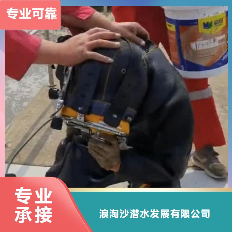 潛水員服務水下爆破團隊一對一服務