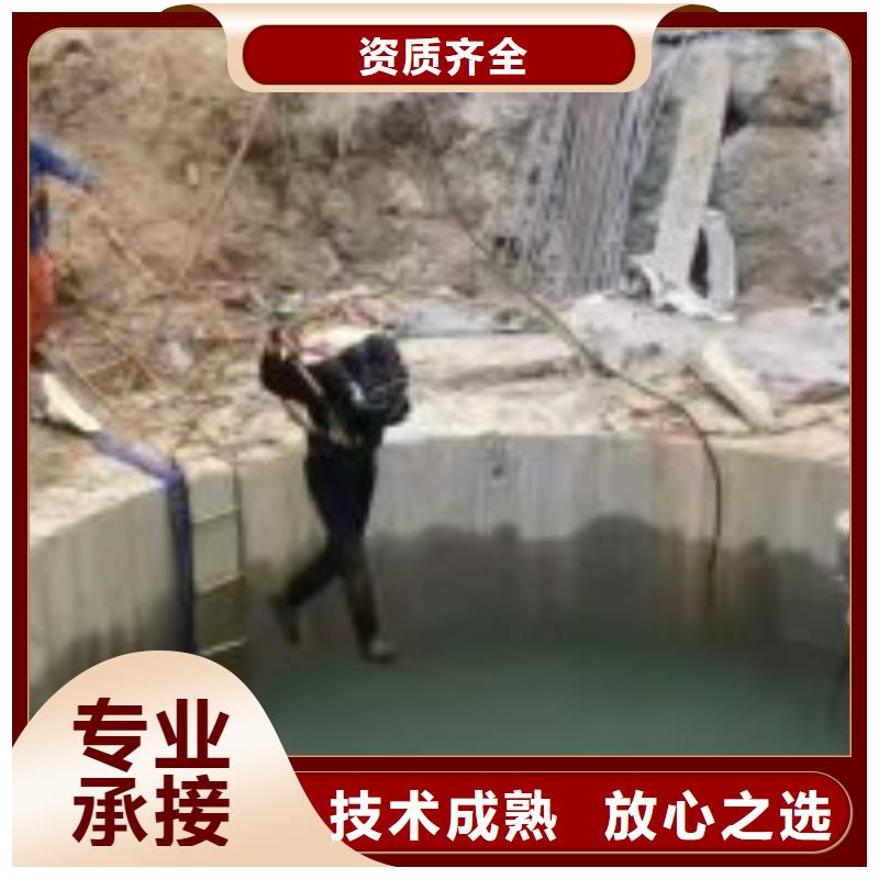 經驗豐富的潛水員水下沉箱施工基地